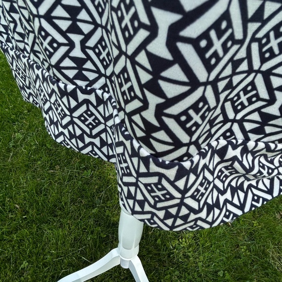 CHICOS size 1 poly printed banded side tie blouse - Picture 4 of 5